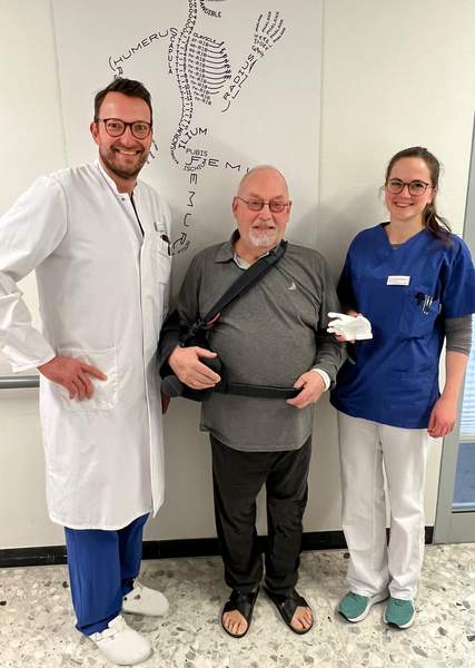 Peter Josef Busche mit Prof. Dr. Benedikt Schliemann und Dr. Maria Sommer (beide Herz-Jesu-Krankenhaus Münster-Hiltrup)